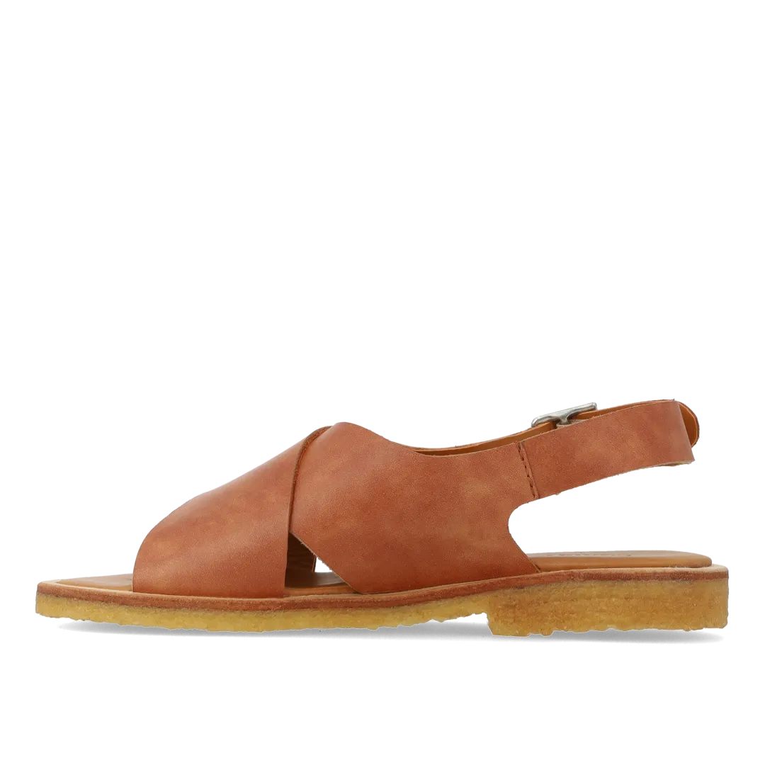 Cross sandal with buckle closure