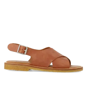 Cross sandal with buckle closure