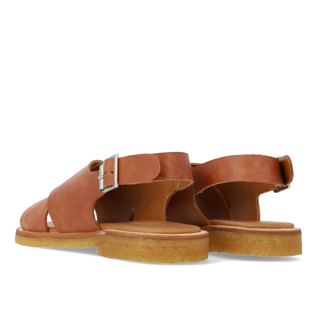 Cross sandal with buckle closure