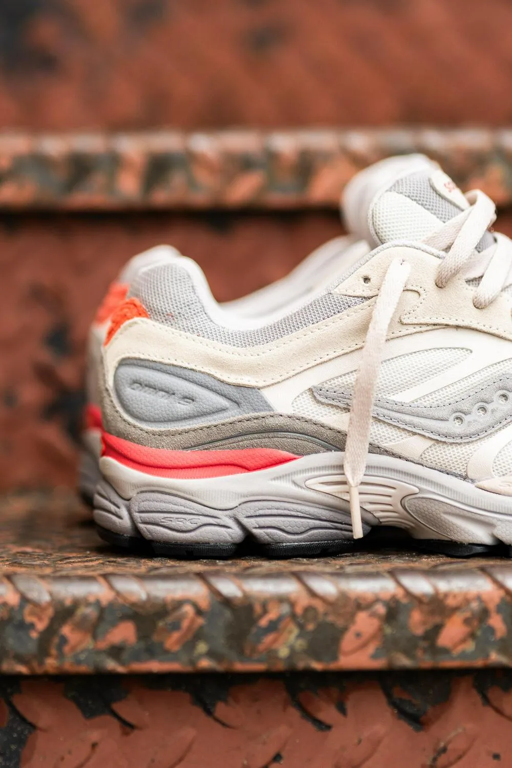 Saucony OG ProGrid Omni 9 Ivory Off White Grey Red Orange S70845-1 Trainer