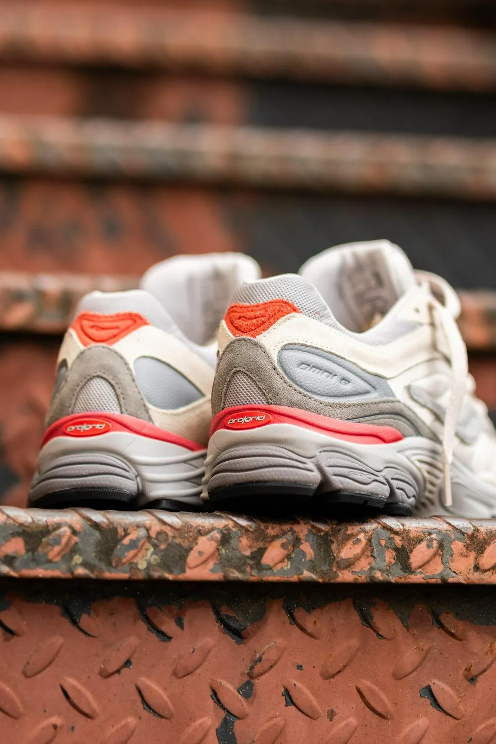 Saucony OG ProGrid Omni 9 Ivory Off White Grey Red Orange S70845-1 Trainer